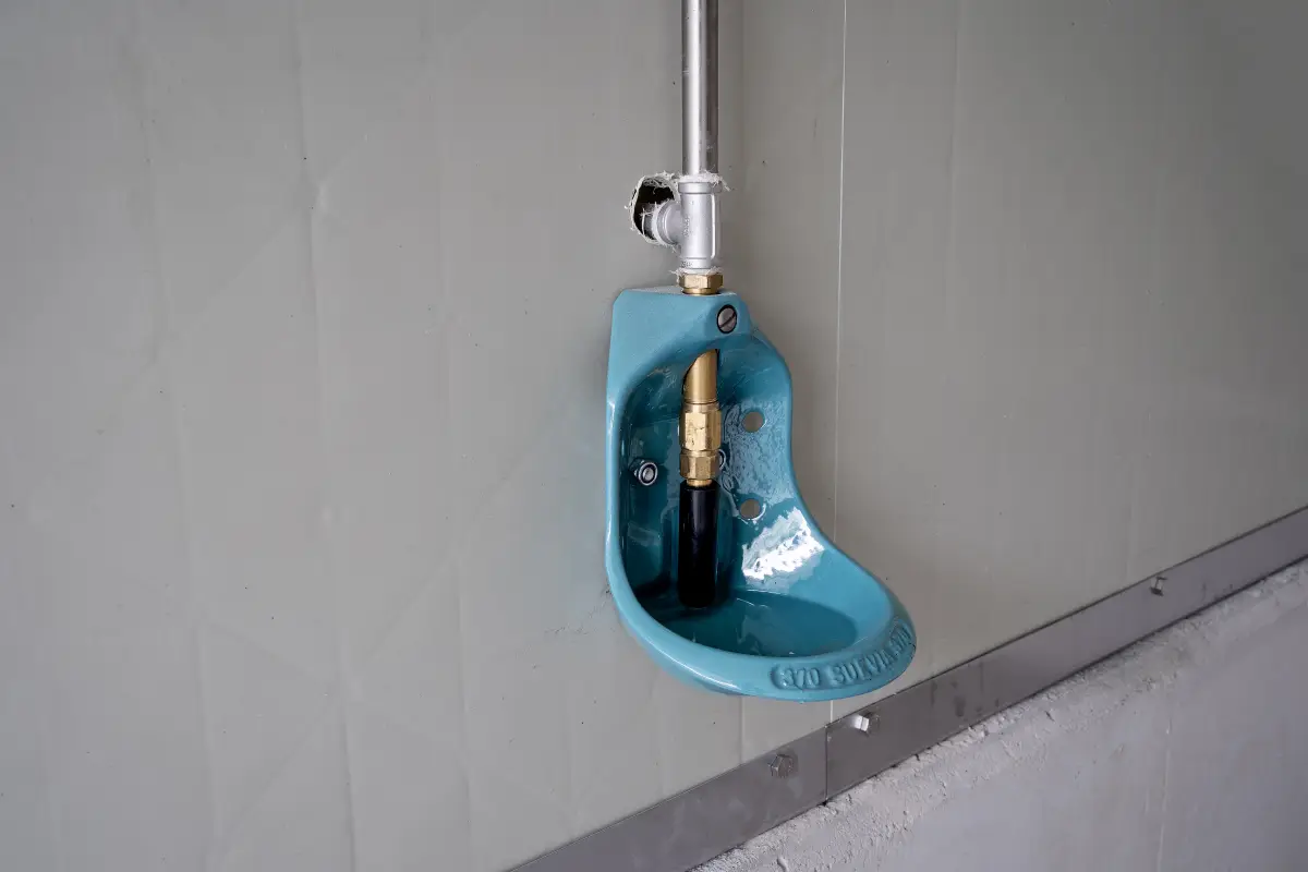 Drinkbak op de waterleiding, aan de wand van een afdeling in de Optima Klima Stal XL