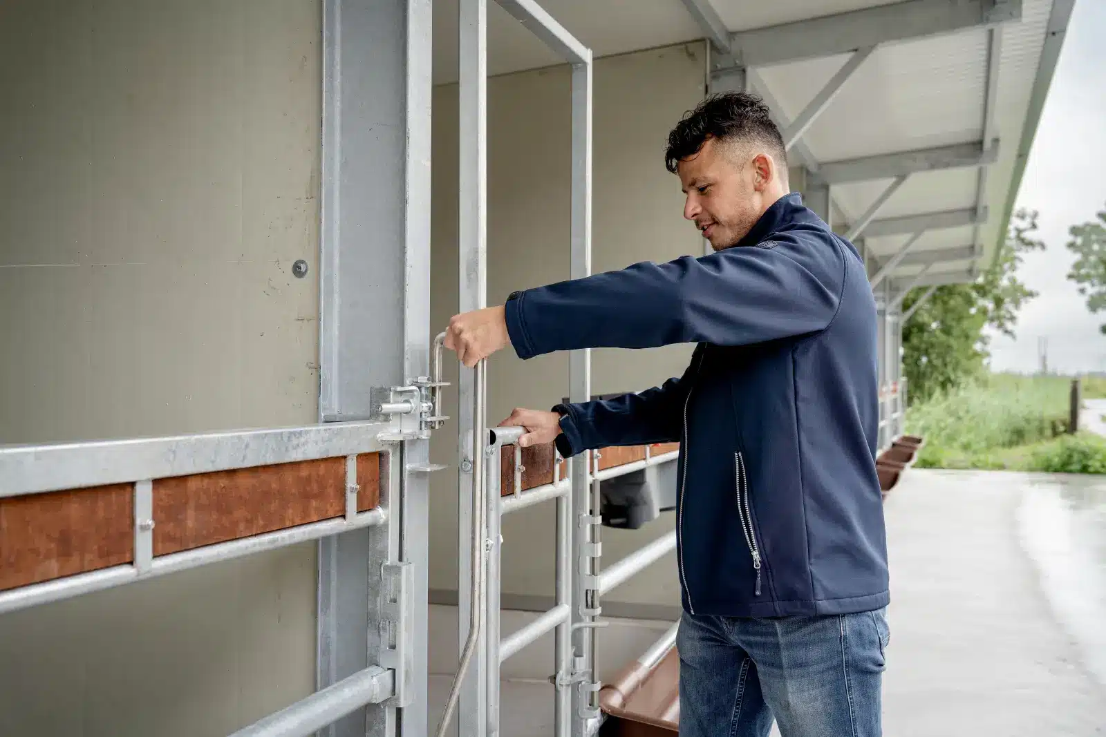 Een medewerker opent de deur in het fronthek van een afdeling