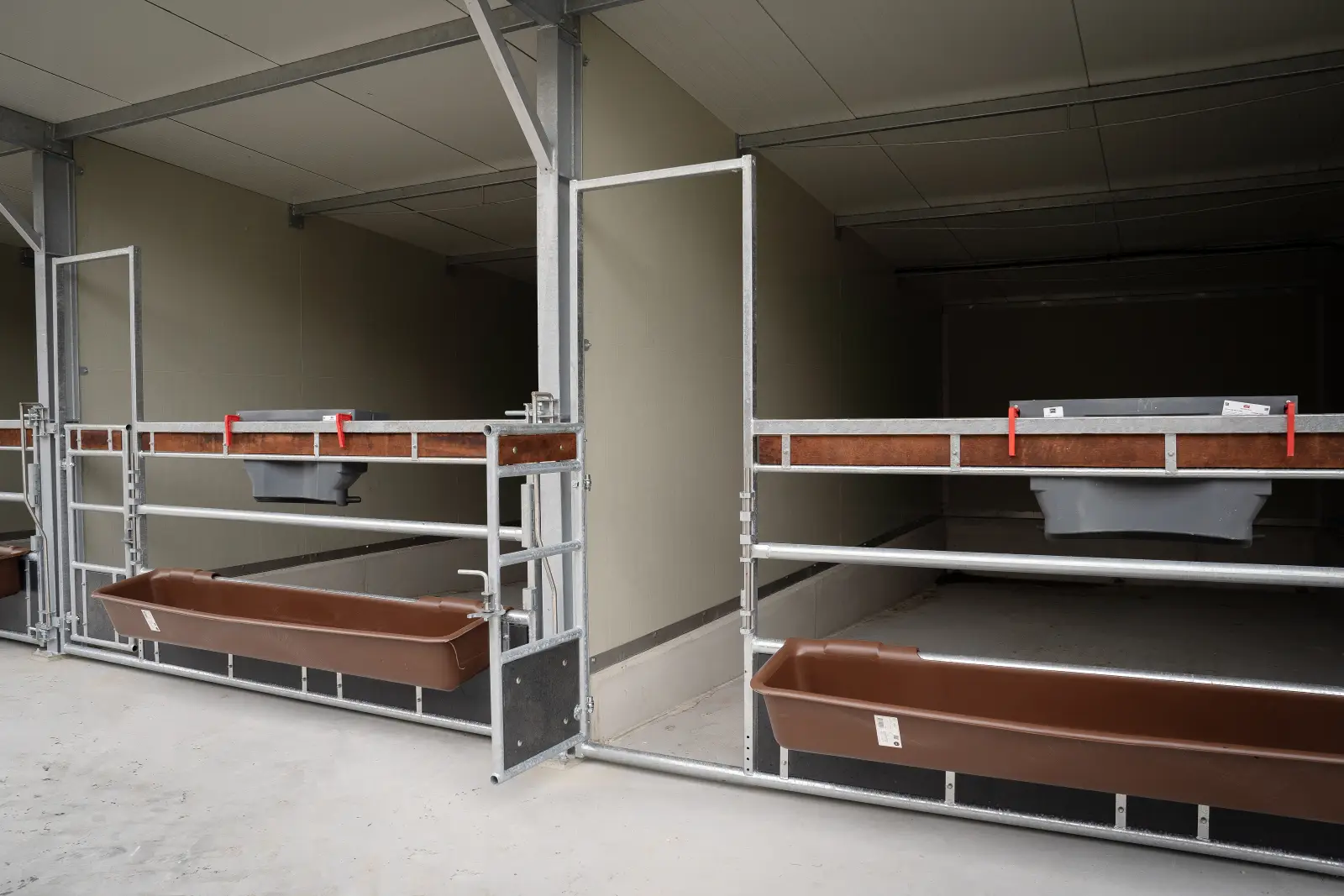 Optima Klima Stal XL: afdeling met openstaande deur in het fronthek