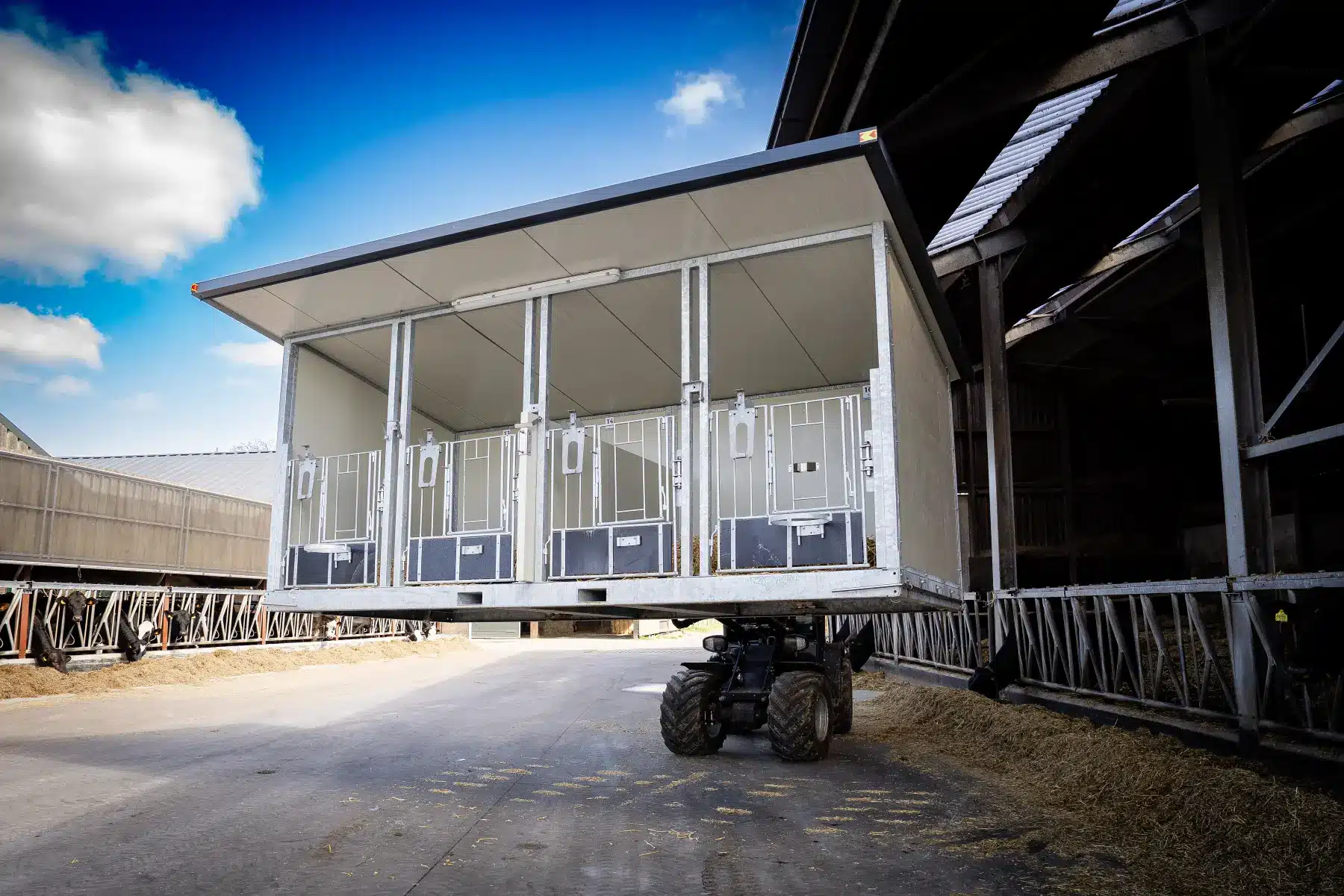 Quattro Kalverbox XL met klapbodem, opgetild door een shovel