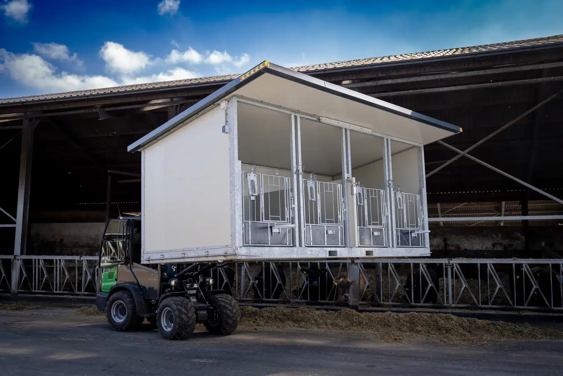 De Quattro Kalverbox XL hangt aan de vorken van een shovel